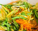 Hình bước làm 4 của món Mì Udon Khô Xào Tôm, Đậu Que & Cà Rốt