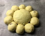 Foto langkah ke 5 dari resep Roti Sobek isi Kismis.