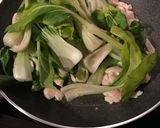 Foto del passaggio 4 della ricetta Pak choi con pollo al sesamo nero
