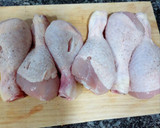 Foto del paso 1 de la receta: Pollo guisado con alcachofas baby
