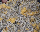 Foto del paso 2 de la receta: Revuelto de gulas y salmón ahumado