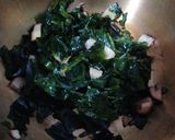 Foto langkah ke 2 dari resep Ala Korea: Sup Rumput Laut.