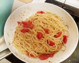 Spagetti koktélparadicsommal és bazsalikommal recept fázis 4 fotója