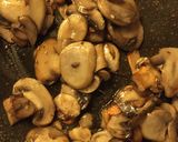 Foto del passaggio 4 della ricetta Crostoni alla crema di zucchine e funghi champignons
