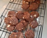 Foto langkah ke 6 dari resep Butter Chocolate Almond Cookies.