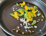 Foto del paso 1 de la receta: Pollo salteado con calabacín