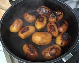 Une image de l'étape 4 de Pommes de terre roseval confites au jus de prunes et bouillon de champignons.