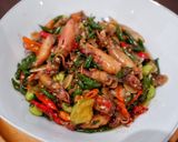 Foto langkah ke 5 dari resep Tumis Cumi Asin Cabe Hijau Pete.