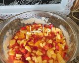 صورة لخطوة 1 من وصفة سلطة الفواكه بمركز الليمون و ماء الورد