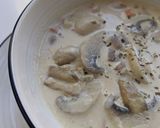 Foto langkah ke 3 dari resep Yummy Creamy Mushroom Soup.