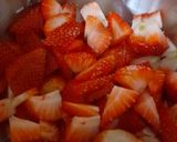 A picture of step 1 of Marinated strawberries.