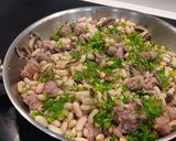 Foto del paso 6 de la receta: Alubias Blancas de Bote Exprés con Salchichas de Pollo y Champiñones