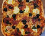 Pas rețetă Pizza cu chorizo, dovlecel și busuioc 4 fotografie
