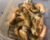 Une image de l'étape 4 de Crevettes sauvages aux poivrons, champignons et épices.