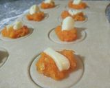 Foto del paso 3 de la receta: Sorrentinos de calabaza, almendras y muzzarella. Salsa de crema, vino blanco y camarones