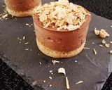 Une image de l'étape 5 de Entremet individuel,dacquoise noisette, mousse au chocolat noir et copeaux Dulcey.