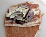 Medve sajttal. Baconnal, lilahagymával, töltött bundás karaj recept fázis 2 fotója