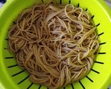 Foto del paso 1 de la receta: Espaguetis integrales con calabacín y champiñón