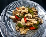 Foto langkah ke 3 dari resep Tumis ayam jamur kancing.
