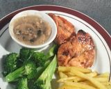 Foto langkah ke 4 dari resep 92. Pan-seared garlic chicken served with creamy mushroom sauce & broccoli potatoes.