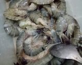 Foto langkah ke 1 dari resep Udang Goreng Sambal Embe.