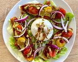 Une image de l'étape 7 de Salade de patate douce rôtie, guacamole, Shakshuka Omie, oignons rouges, burrata et pistaches.