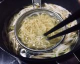 รูปขั้นตอนการทำที่ 2 ของ บะหมี่แห้งกุ้งลูกชิ้นหมูสับ