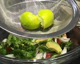 Foto del paso 2 de la receta: Ensalada de tomate aguacate y cilantro