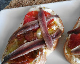 Foto del paso 7 de la receta: Tostadas de queso, cherry caramelizados y anchoa