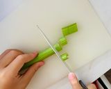 Hình bước làm 3 của món Vào bếp cùng con: poke - bữa cơm tươi cầu vồng