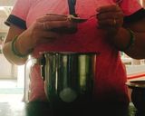 A picture of step 2 of Tricolor banana shake.