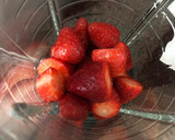 Foto del paso 3 de la receta: Tarta fría de fresas 🍓 con base de galletas 🍪 - sin horno