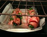 Foto del paso 7 de la receta: Chiles horneados rellenos de queso y envueltos en tocino