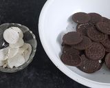A picture of step 1 of Oreo sandwich cake.