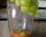 Foto del paso 3 de la receta: Licuado de zanahoria y uvas blancas