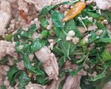 รูปขั้นตอนการทำที่ 1 ของ "ผัดกะเพราสองหมู" Stir Fried Pork with Basil🌿🐖🐷