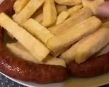 Une image de l'étape 5 de Igname frit accompagné de saucisse.