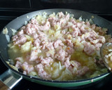 Foto del paso 3 de la receta: Calabacines rellenos de pollo y pavo con parmesano