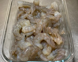 Foto del paso 1 de la receta: Camarones 🍤 marinados con jugo de toronja 🍊 agria con crema servidos con lechuga 🥬 cebolla 🧅 morada