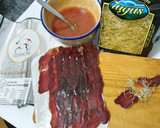 Foto del paso 7 de la receta: Rollitos de cecina con germinados y sirope de membrillo sobre tierra de aceitunas negras y aceite aromatizado de romero