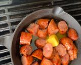 Foto del paso 1 de la receta: Chorizo picante con salsa criolla