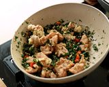 Foto langkah ke 6 dari resep Ayam Goreng Kailan Devina Hermawan.