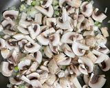 Foto del paso 5 de la receta: Fettuccini con salsa de champiñones al verdeo
