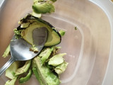 Tapas de aguacate y huevos volteados