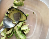 Foto del paso 1 de la receta: Tapas de aguacate y huevos volteados