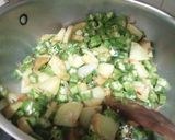 A picture of step 3 of Bhindi Aaloo Fry.