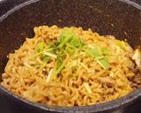 รูปขั้นตอนการทำที่ 5 ของ ผัดมาม่าต้มยำ เส้นหนึบ🍜