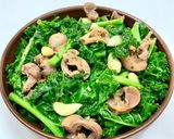 Hình bước làm 3 của món Cải Xoăn Kale Xào Mề Gà