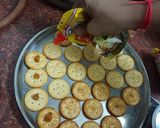 બિસ્કીટ પીઝા (Biscuit Pizza Recipe In Gujarati) રેસીપી સ્ટેપ1ફોટો