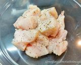 Foto del passaggio 1 della ricetta Pollo con Curcuma e Yogurt Greco